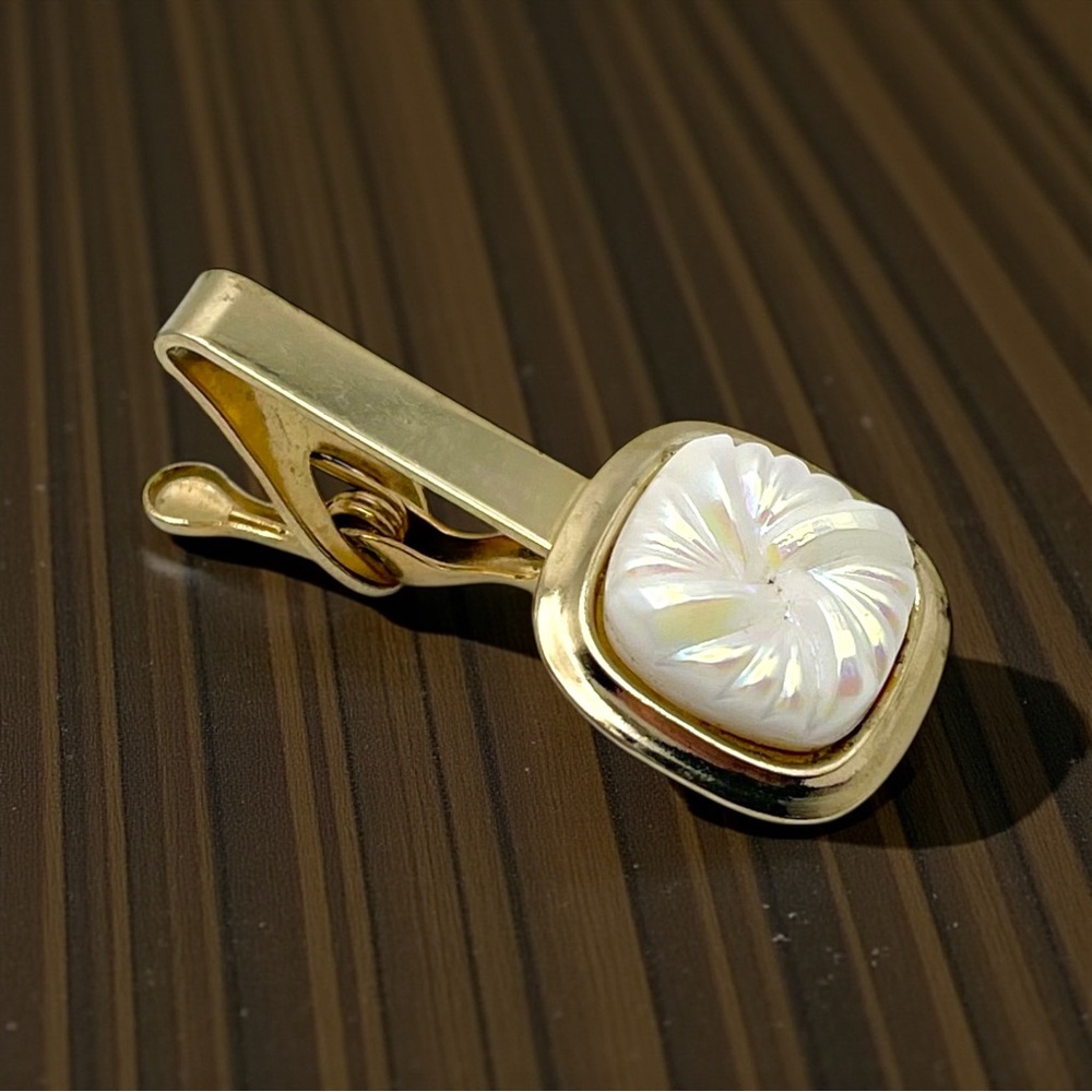 Vintage Men’s Mother of Pearl and Gold Tone Tie Clasp Clip